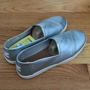 Silver pearlized Toms 8.5